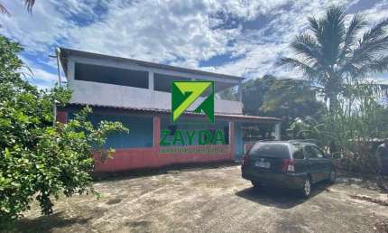 Casa independente com 02 quartos, em amplo terreno de 600m², no Bairro Jardim Miramar, em Rio das Ostras.