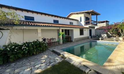 Casa com piscina e 03 quartos, no Centro de Barra de São João.