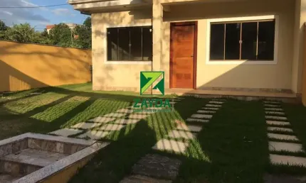 Casa independente com 02 quartos e amplo quintal, no bairro Serramar - Rio das Ostras.