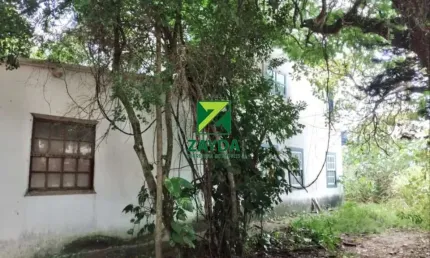 Casarão em terreno de 1.000 m², junto à Lagoa, em Tamoios - Cabo Frio.