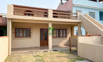 Casa com 02 quartos e quintal, na praia do Centro de Barra de São João.