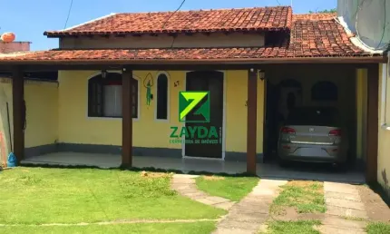 Casa com 02 quartos e quintal, na praia do Centro de Barra de São João.