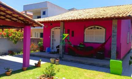Casa à venda em Casimiro de Abreu-RJ, bairro Peixe Dourado II. 3 quartos, 1 suíte, 1 sala, 2 banheiros, 1 vaga de garagem. 130m².