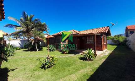 casa linear com vista para o mar, 03 quartos e amplo jardim gramado, no Bairro Peixe Dourado I em Barra de São João.