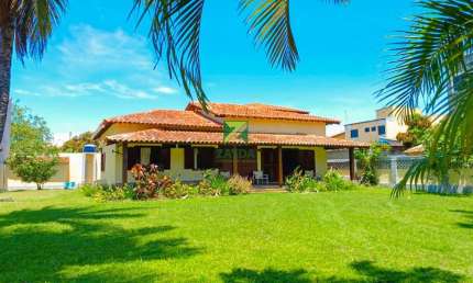 Casa à venda no Centro de Casimiro de Abreu-RJ: 3 quartos, 1 suíte, 2 salas, 3 banheiros, 2 vagas, 215m². Venha conferir!