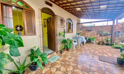 Casa térrea com 02 quartos, na quadra da praia em aquarius - cabo frio.