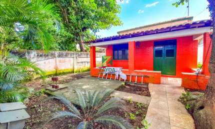 Casa linear com 03 quartos e quintal amplo, no Centro de Barra de São João.