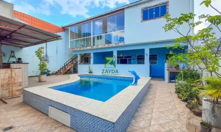 Casa à venda em Rio das Ostras-RJ, Palmital! 5 quartos, 3 suítes, 4 salas, 6 banheiros e 2 vagas de garagem. 360m²!