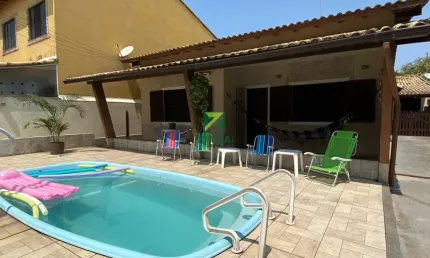 Imperdível! Casa à venda em Casimiro de Abreu-RJ, bairro Peixe Dourado I - Barra de São João. 3 quartos, 1 suíte, 2 salas, 1 banheiro, 5 vagas de garagem, 180m² de área.