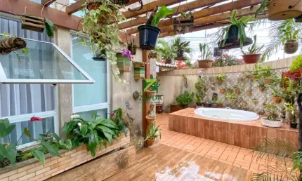 Casa triplex com 2 suítes e área gourmet, próxima ao mar no Jardim Campomar, Rio das Ostras-RJ