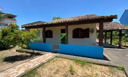 Casa à venda em Cabo Frio-RJ, bairro Tamoios: 2 quartos, 1 suíte, 2 salas, 2 banheiros. Quintal amplo com árvores frutíferas, casa na praia