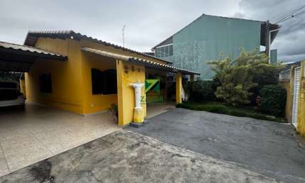 Casa à venda em Vila Nova, Casimiro de Abreu-RJ: 3 quartos, 2 banheiros, 4 vagas de garagem. Aproveite!