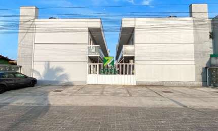 Apartamento térreo à venda na quadra da praia - Peixe Dourado I, Barra de São João-RJ! 2 quartos, sala, banheiro, vaga de garagem.