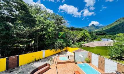 Casa triplex no Sana, Casimiro de Abreu-RJ: 3 quartos, 2 suítes, 3 salas, **área gourmet**, fogo de chão, tranquilo, região serrana, beira rio, **churrasqueira**.