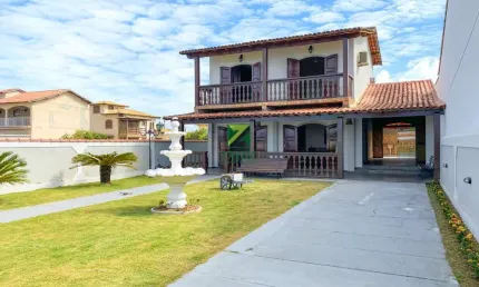 Casa à venda no Centro de Barra de São João-RJ: 3 quartos, 2 salas, 3 banheiros, 1,00 m² de área.
