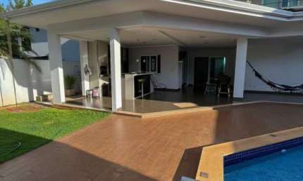 Casa de Condomínio à Venda, sendo 4 suítes de 432,00 m² no Jardins Florença.