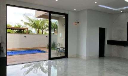 Sobrado à Venda com 3 suítes no Parqville Jacarandá 250,00 m².