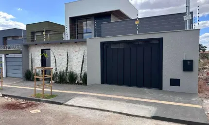Casa térrea no Faiçalville com 3 suítes, de 209.06 m², sozinha no lote.