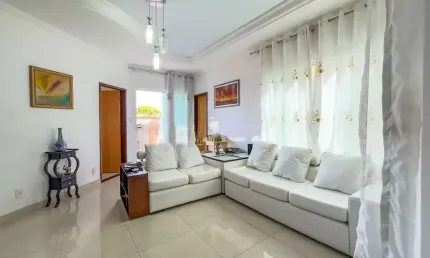 Sobrado à venda, 4 quartos sendo 1 suíte, de 260,00m² no Setor Gentil Meireles.