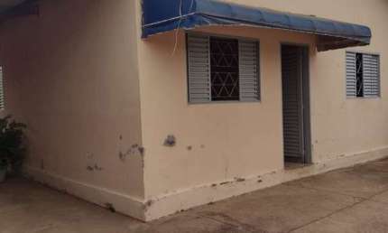 Casa de 3 quartos, sendo 1 suíte e Barracão nos fundos no Setor dos Dourados