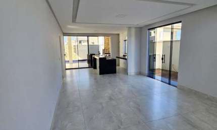 Sobrado de Alto Padrão com 4 Suítes e Lazer Completo no Parqville Jacarandá.