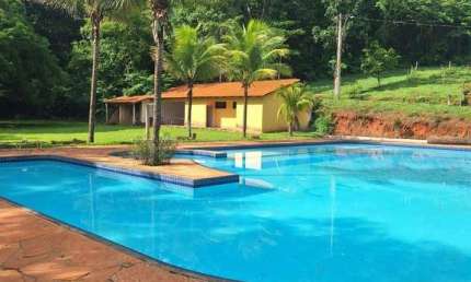 Chácara à venda em condomínio, com 4 quartos sendo 1 suíte, em Nerópolis - GO.