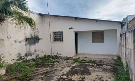 Casa no Cruzeiro do sul com 2 quartos + barracão com 2 quartos
