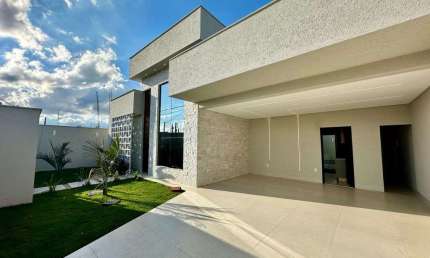 Casa três suítes com piscina próximo ao Jardins Madri