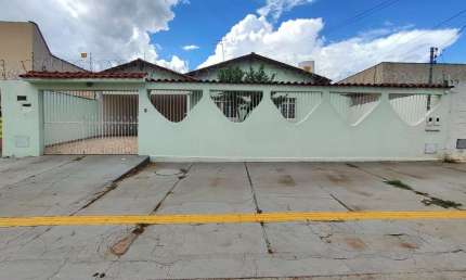 casa 3 quartos, avenida comercial, setor Santa Genoveva.