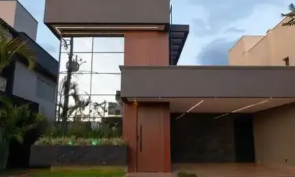Casa Térrea em Condominio fechado com 3 suítes plenas + banheiro externo