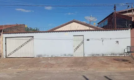 VENDE-SE CASA COM 4 QUARTOS DE 232,00m² NA VILA PEDROSO.
