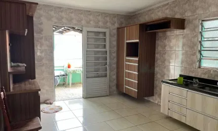 Imperdível oportunidade: Casa à venda em Santo André-SP, Parque Gerassi, 4 quartos, 2 salas, 2 banheiros, 2 vagas de garagem.