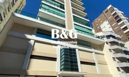 Apartamento amplo com 3 suítes a 150m da praia no coração da Meia Praia.
