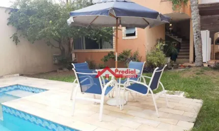Casa duplex composta de 5 suítes, com área de lazer, churrasqueira, piscina e jacuzzi