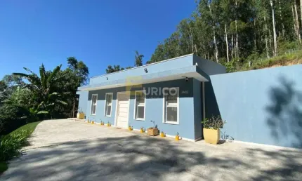 Casa térrea a venda com 3 dormitórios sendo 1 suíte, edícula e cercada de muita área verde no Condomínio Vale da Santa Fé em Vinhedo.