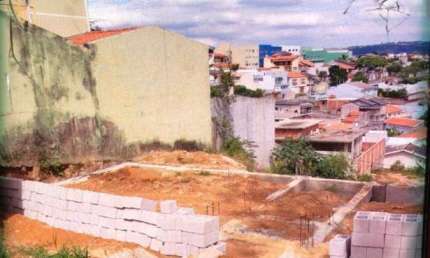 Terreno à venda no LOTEAMENTO SHANGRILÁ em Valinhos/SP