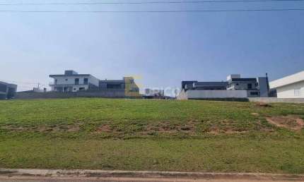 Terreno com leve aclive com 525m² pronto para construir no Condomínio Santa Isabel II.