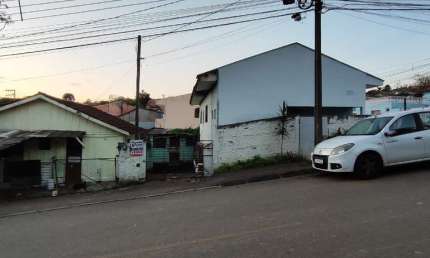 EXCELENTE TERRENO, CAMPO MAGRO, COMERIAL E RESIDENC, ESQUINA, COM 1 CASA DE ALVENARIA E 2 DE MADEIRA