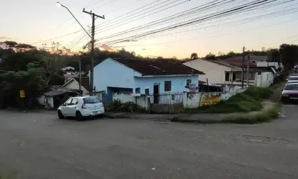 EXCELENTE TERRENO, CAMPO MAGRO, COMERIAL E RESIDENC, ESQUINA, COM 1 CASA DE ALVENARIA E 2 DE MADEIRA