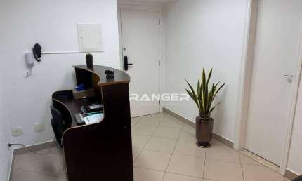 Sala Comercial 63m² com 2 Lavabos e Vaga Coberta – 7º Andar, Pronta para Uso!