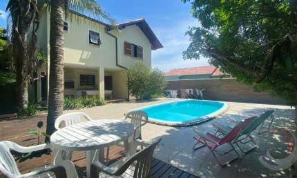 Casa para Venda em Florianópolis, Carianos, 4 dormitórios, 2 suítes, 6 banheiros, 2 vagas