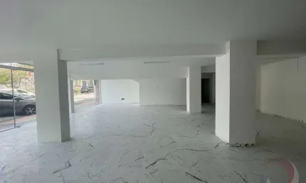 Loja para Venda em Florianópolis, Estreito, 5 banheiros