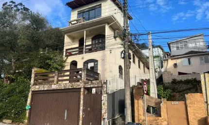 Casa para Venda em Florianópolis, Centro, 7 dormitórios, 2 suítes, 4 banheiros, 1 vaga