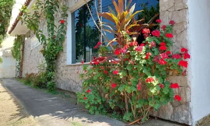 Casa térrea à venda na Vila Yara Comercial ou Residencial. Ótima opção para pet shop, clínica médica ou odontológica.
