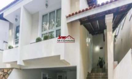 Maravilhosa casa no Parque dos Príncipes, totalmente reformada, em rua tranquila e com vista para área de preservação permanente.
