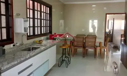 Sobrado espaçoso à venda no encantador Jardim das Flores