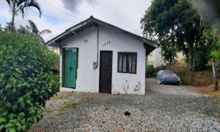Casa em Camboriú no bairro Tabuleiro com 03 dormitórios