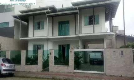 Maravilhosa casa no centro de camboriú, ótima localização região bem valorizada.