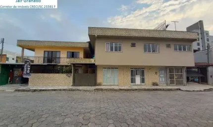 Casa de dois andares em Camboriú no bairro Monte Alegre