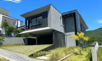 Maravilhosa Residência em Condomínio Fechado, ótima localização em Balneário Camboriú.